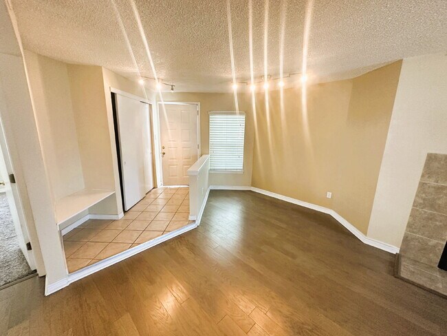 Foto del edificio - Updated 2 Bedroom, 2 Bath Condo (Available Immediately)