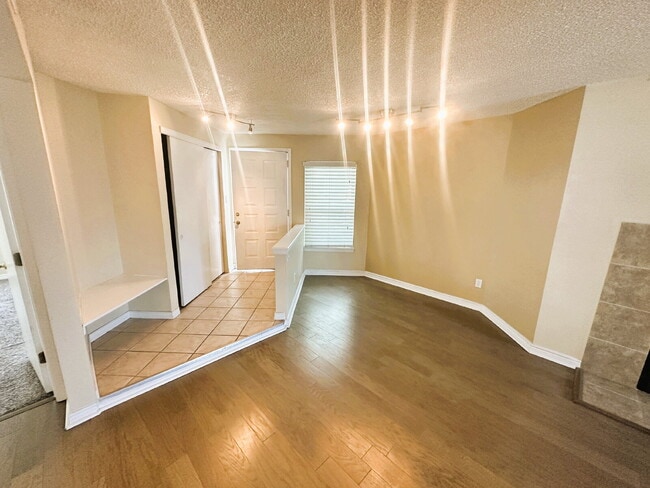 Building Photo - Updated 2 Bedroom, 2 Bath Condo (Available Immediately)