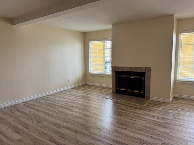 Building Photo - Long Term Unfurnished Condo - Block from Beach