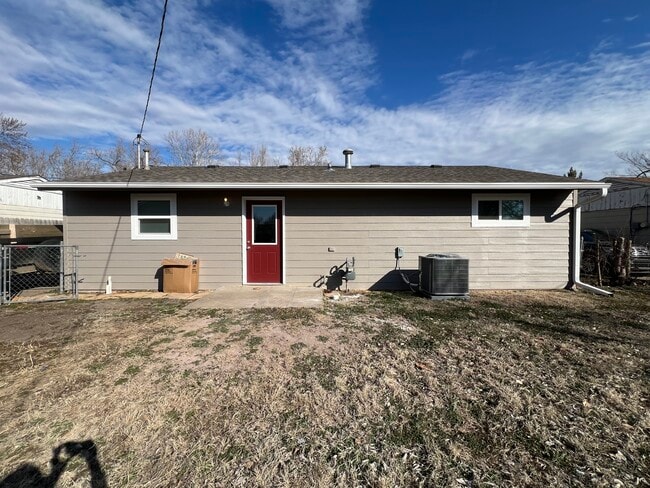 Building Photo - 1421 Pawnee Ave