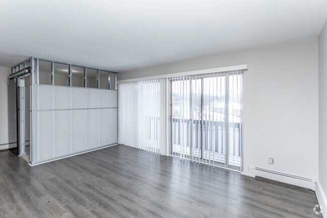 2BR, 1BA - 900 SF - Crooks South Aparments