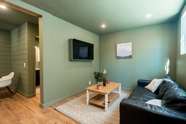 Building Photo - 2637 1/2 C St