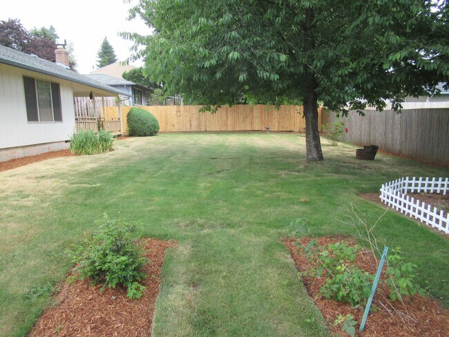 Building Photo - Great Three Bedroom Close to Schools!