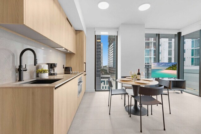 Building Photo - 501 NE 1st Ave