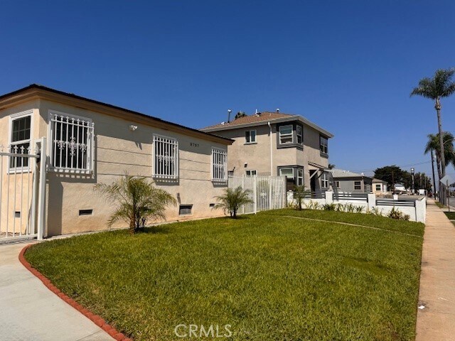 Building Photo - 8707 S Van Ness Ave