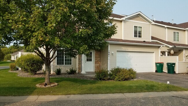 Building Photo - Spacious End Unit Townhouse