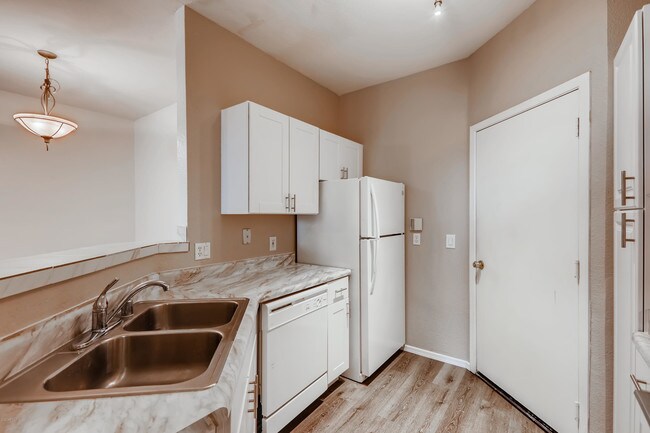 Building Photo - 1411 E Orangewood Ave