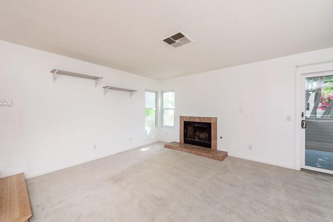 Building Photo - Convenient, Spacious Townhome for Rent in ...