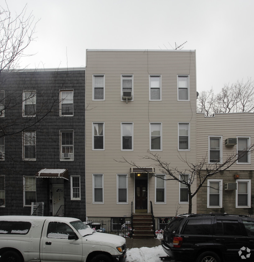 Building Photo - 132 Huron St