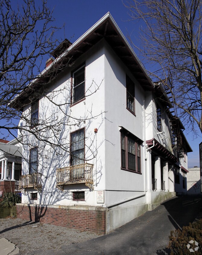 Building Photo - 224 Waterman St