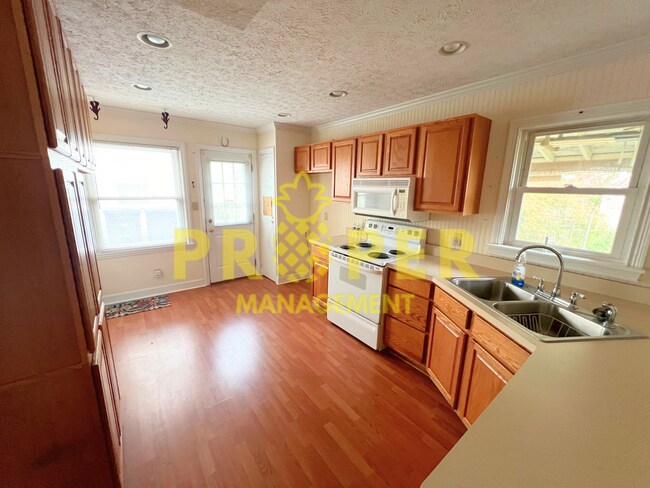 Foto del edificio - 3 bedrooms 1 bathroom house