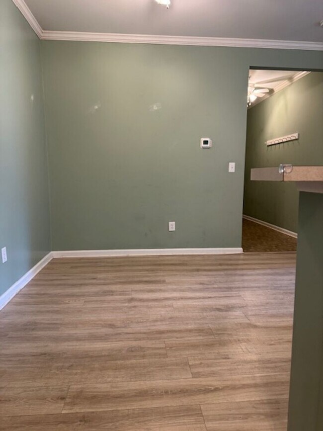 Foto del edificio - Spacious Condo in Knollwood – Pool, Gym an...