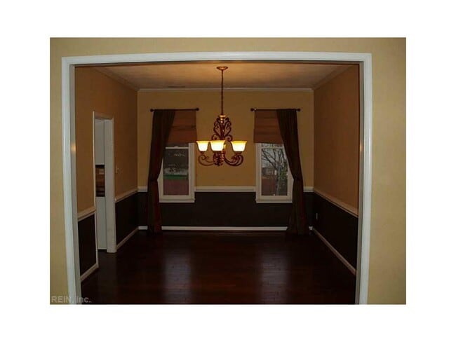 Building Photo - BEAUTIFUL UPDATED HOME WITH FENCED BACKYAR...