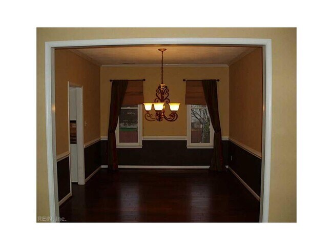 Foto del edificio - BEAUTIFUL UPDATED HOME WITH FENCED BACKYAR...