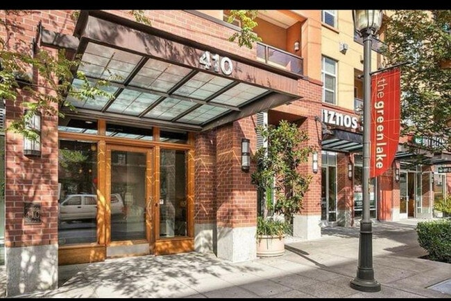 Building Photo - 410 NE 70th St