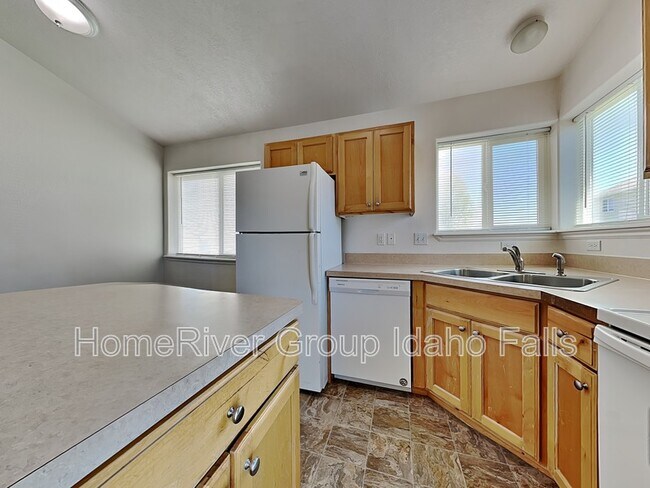 Building Photo - 3693 Deloy Dr