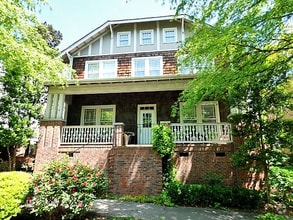 Building Photo - 721 E 10th St
