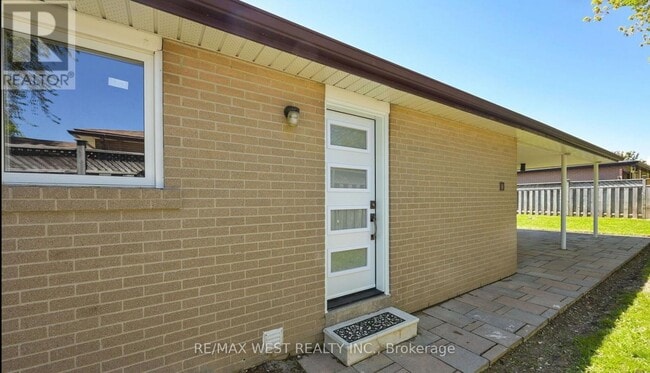 Building Photo - 15 Flavian Crescent