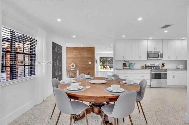 Foto del edificio - 9448 Sterling Dr