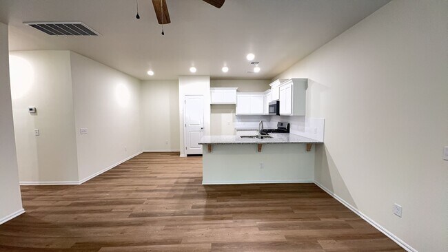 Foto del edificio - 3 Bedroom 2 Bath 2 Car Garage Duplex in Gr...