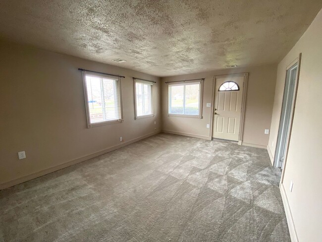 Building Photo - 3 Bedroom, 1 Bath Home in Peoria!
