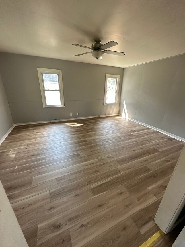 Building Photo - Updated 2 bedroom home!