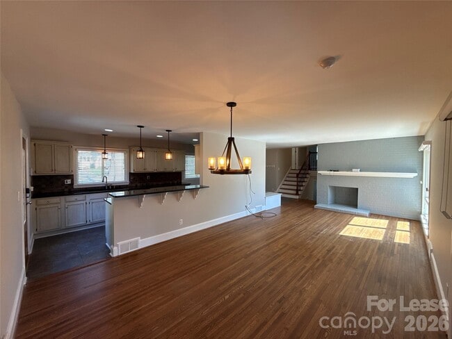 Building Photo - 2821 Sunset Dr