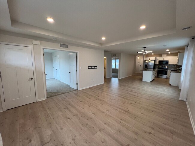 Building Photo - Modern 2 bedroom, 1 bathroom Townhouse wit...