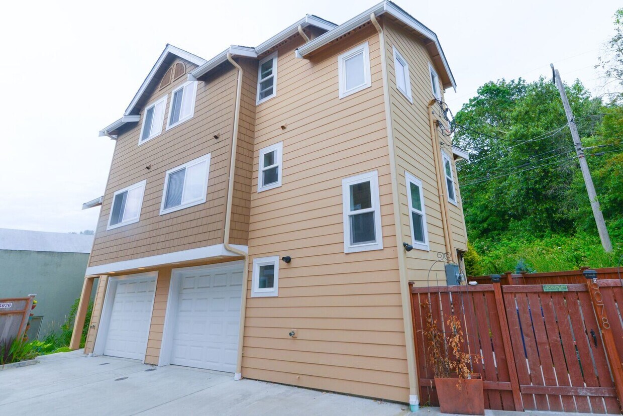 Foto principal - 5078 Delridge Way SW