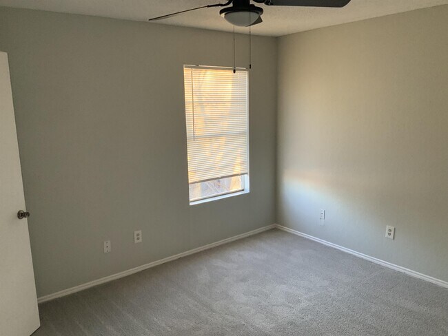Foto del edificio - 921 NW Summercrest Blvd