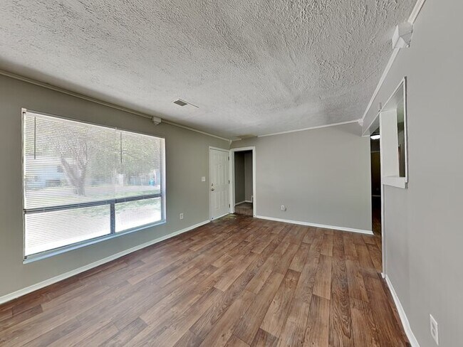 Foto del edificio - One Month Free!  Charming 3 Bedroom locate...