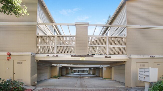 Building Photo - 927 La Mesa Ter