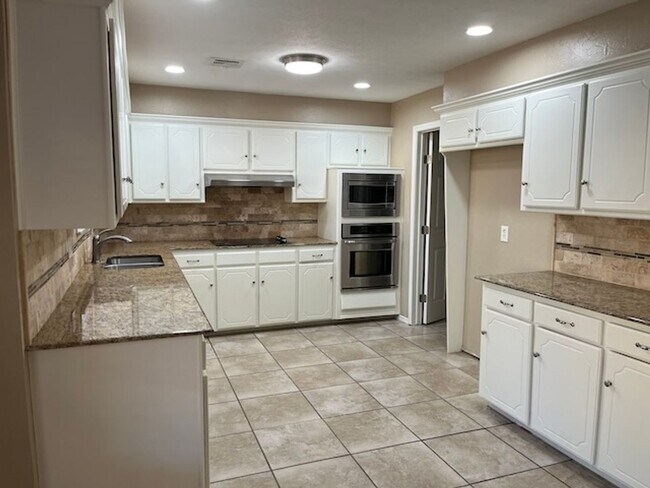 Building Photo - Beautiful 3 Bed 2.5 Bath Home in Edmond!  ...