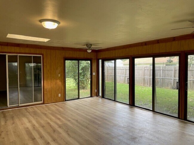 Building Photo - Newly Renovated 4 bedroom 2 bath Ranch Home