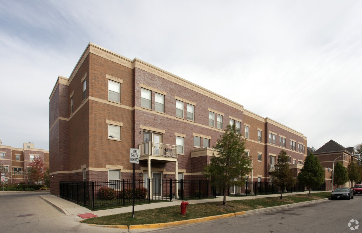 Building Photo - 822-830 E Bowen Ave