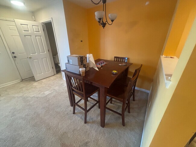 Foto del edificio - Room in Townhome on Ivory Run Way