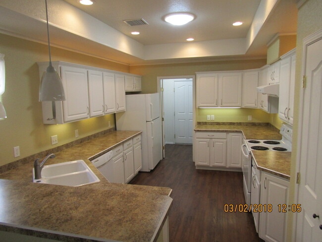 Building Photo - Beautiful 3 Bedroom/2 Bath Home !! **Comin...