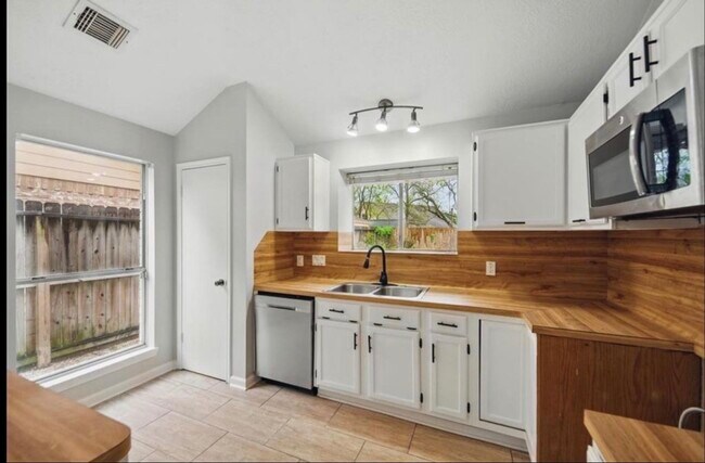 Foto del edificio - 14403 Wandering Wood Dr