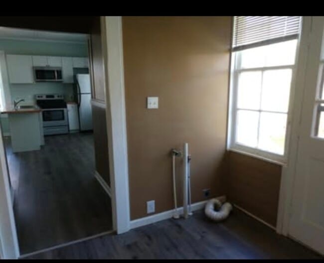 Building Photo - 1004 W 5th Ave