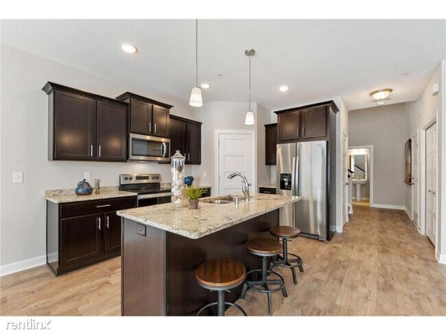 Building Photo - 4 br, 3 bath Townhome - 2107 Cleveland Ln S