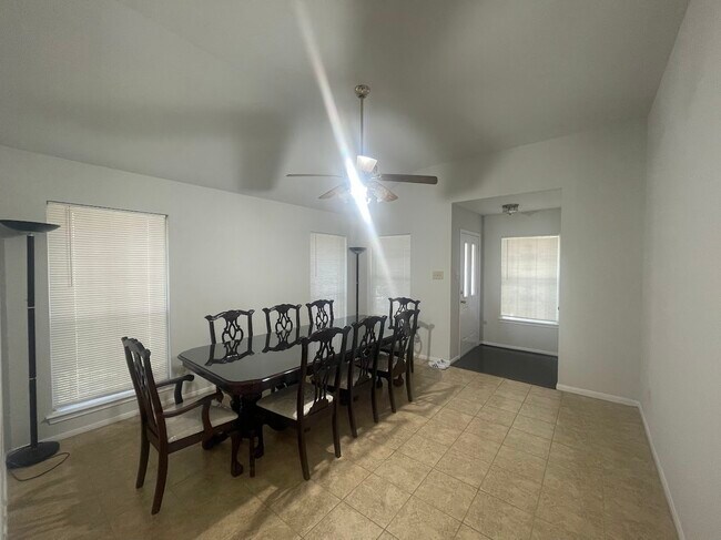 Foto del edificio - 7814 Log Hollow Dr