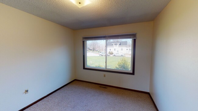 Foto del edificio - 2 Bedroom Duplex Available August 1st, 2026