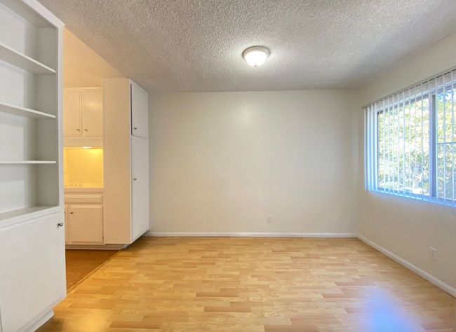 Building Photo - 319 S Clark Dr