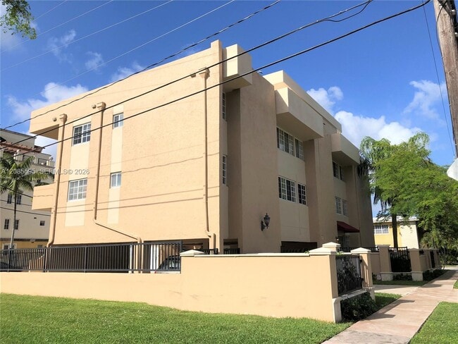 Building Photo - 300 Madeira Ave
