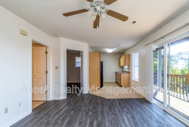Foto del edificio - 628-616618628 N Cunningham Rd
