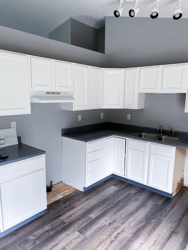 Building Photo - Beautifully Updated Home with Finished Low...