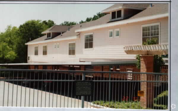 Building Photo - Vinings at Central