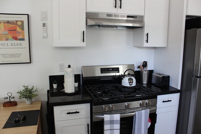 Foto del edificio - 6623 Enfield Ave