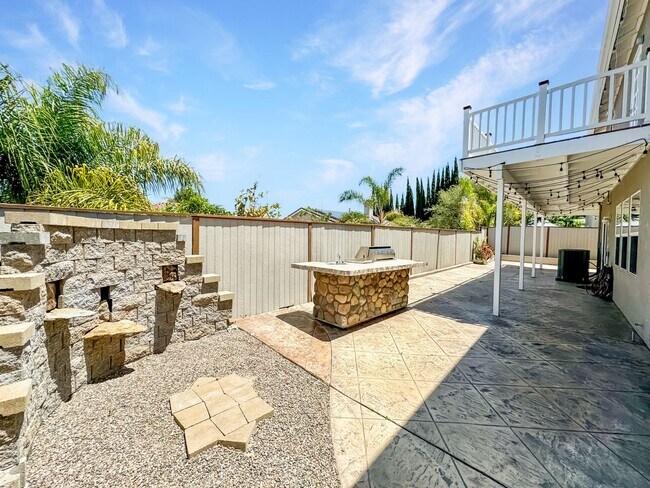 Building Photo - Great 4B/3BA House in Oceanside w/ a Large Loft!