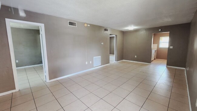 Building Photo - 1424 Spring Lane Apt 1-4